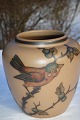 L. Hjorth 
Bornholm - 
Dänemark. 
Kleine Vase mit 
einem Vogel. 
Höhe 9,5 cm. 
Breite 10 cm. 
...