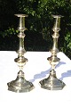 Paar 
Kerzenhalter 
aus Messing, 
Höhe 30 cm. Vom 
18. - 
Jahrhundert. 
Höhe 30cm. Sehr 
guter Zustand.