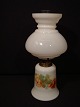Petrolium table 
lamp.
Opaline with 
flowers.
Height: 21 cm

