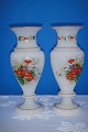 Paar Vasen, 
Opalglas mit 
Blumen 
dekoriert. Höhe 
24cm. Breite 
11cm. Sehr 
guter Zustand.