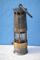 Alte Öllampe , 
Grubenlampe, 
Eisen mit 
Messing, Höhe 
27 cm. .