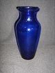 Blau Holmegaard 
Vase.
 Höhe: 19,5 
cm.
 Preis Dkr. 
150, -