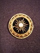 Schöne 
vergoldete 
Brosche.
 mit mallorca 
Perle
 Durchmesser: 
3 cm
 Preis Dkr. 
180, -