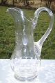 Schöne alte 
elegante 
mundgeblasene 
Glaskanne mit 
Schliff. 
Milchkännchen 
auf Fuss, Höhe 
26cm. Um ...