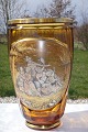 Vase 
Bernsteinglas, 
signiert J.M. 
Pohl, Haida 
Böhm, um 1900
Höhe 25cm. 
Durchmesser 
14,7cm. ...