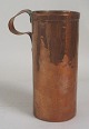 Messbecher in 
Kupfer, 19. 
Jahrhundert. 
Dänemark, 
Gestempelt: 
AVK. H:. 19 cm. 
Dia.: 9 cm.