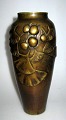 Japanische Vase 
aus Bronze, c. 
1900, dekoriert 
mit Blättern 
und Früchten 
des Ginkgo 
(Ginkgo ...