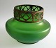 Loetz-Vase, um 
1900, aus 
irisierendem 
grünem Glas mit 
Halterung aus 
bronziertem 
Metall mit ...