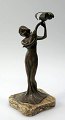 Deutsches 
Jugendstil 
Figur 
aus patinierte 
Metall, 
ca.1900. In 
Form einer 
stehenden Frau 
mit eine ...