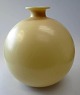 Cremefarbene 
kugelf&ouml;rmige 
Vase aus Glas, 
Deko, o. 1930. 
H:. 22 cm.