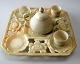 Chinesischer 
Tee-Set in 
Alabaster, um 
1900. Bestehend 
aus Tablett mit 
Lotusblumen, 3 
Tassen mit ...