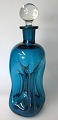 Holmegård 
Glasflasche, 
1960er, 
meerblaues 
Glas. Mit 
Klarglasstopfen.
 Höhe: 28 cm. 
Kugelboden auf 
...