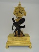 Bronze Uhr mit 
Krieger. 
Französisch. 
Vergoldet. 
Hergestellt 
1810-1830. Höhe 
41 cm. Uhrwerk 
ist ...