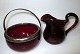 Sahnekanne / 
Zucker in rot 
Glas o. 1900. 
H.: 6 cm. Dia.: 
10,8 cm. 
Sahnekanne: 10 
cm.