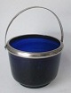 Zucker schale 
in Kobaltblau 
Glas, c. 1900. 
Mit Rand und 
Griffe in 
Nickel - mit 
Dekorationen. 
H:. ...
