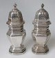 Paar English 
Salzstreuer aus 
Silber, aus dem 
19. 
Jahrhundert. 
Barockform, 
gerillt, 
glatten ...