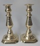 Paar Englisch 
Kerzenhalter 
aus Messing, 
aus dem 19. 
Jahrhundert. 
Octagon förmige 
Basis. H:. 20 
cm.