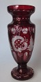 B&ouml;hmisches 
Kristall-Vase, 
20. 
Jahrhundert. 
Glas mit roten 
&Uuml;berfang. 
Mit Schnitten 
in ...