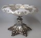 Schale in 
Silber mit 
Kristall, c. 
1880. 
Deutschland. 
Sechskantfu&szlig; 
mit 
Dekorationen in 
Form ...