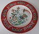 Famille rose 
Teller aus 
Porzellan, 
China. Rot 
Dekoration, aus 
dem 19. 
Jahrhundert. 
Mit Blumen. ...