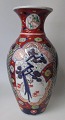 Imari Vase, aus 
dem 19. 
Jahrhundert. 
Japan. 
Polychrome 
Dekoration mit 
Kobaltblau, 
vergoldet, ...