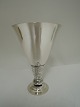 Dragsted. Vase. 
Silber (830). 
Design: Johan 
Rohde. Höhe 14 
cm. Produzierte 
im Jahr 1918 ..