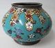 Cloissonn&egrave; 
vase, China, 
19. Jh. 
Dekoration mit 
blumen und 
smetterlingen. 
H.: 10 cm. 
Dia.: ...