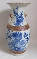 Gro&szlig;e 
chinesische 
Vase aus 
Porzellan, aus 
dem 19. 
Jahrhundert. 
Grau mite, blau 
mit Blumen ...
