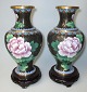 Paare 
Cloissonne 
Vasen, China, 
20. 
Jahrhundert. H: 
21 cm. Schwarze 
mit 
Dekorationen in 
Form von ...