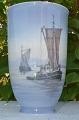 Royal 
Copenhagen, 
Marine Vase 
dekoriert mit 
Fischerboot  
nr, 2819-3549. 
Höhe 22,5 cm. 
...