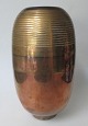 Japanische 
Vase, um. 1900 
Messing und 
Kupfer. H:. 24 
cm.