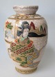 Japanische 
Satsuma Vase, 
20. 
Jahrhundert. 
Craquele. 
Polychrome 
Dekoration in 
Form von ...