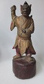 Chinesische 
Teufel Figur in 
Holz, aus dem 
19. 
Jahrhundert. 
Leicht bemalt 
und vergoldet. 
H:. 22,5 cm.