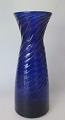 Hyazintglass - 
dunkelblau 
Glas, Dänemark. 
um 1900. 
Optische 
diagonalen 
Streifen. H:. 
20.4 cm.