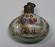Parfumeflacon 
in handbemaltes 
Porzellan. 
Deutschland, 
19. 
Jahrhundert. 
Dekoriert mit 
...