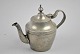 Antike 
englische 
Teekanne. Zinn. 
19. 
Jahrhundert. 
Eingestanzt. H: 
15 cm.
