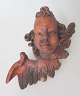 Geschnitzt 
Engel 17/18. 
Jahrhundert. 
Holz. Montiert 
auf einem 
runden 
Holzbrett. 
Höhe:. 28 cm.