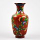Cloissonne 
Vase, China, 
20. 
Jahrhundert. In 
Emailtechnik 
auf Kupfer, mit 
Blumen 
geschmückt. H: 
...