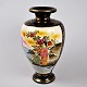 Satsuma Vase. 
Kozan. Japan 
des 19. 
Jahrhunderts. 
Polychrome 
Dekoration in 
Form von Frauen 
in der ...