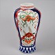 Imari Vase, 
Japan. 
Porzellan. 
19/20. 
Jahrhundert. 
Polychrome 
Dekoration. H: 
31 cm.