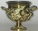Französische 
Bronze Vase mit 
zwei Henkeln. 
19. Jh. 
Dekoriert auf 
dem Körper mit 
Blumen. Runder 
...
