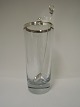 DGH. 
Cocktail-Shaker 
mit Löffel. 
Sterling (925). 
Glas mit 
silberner 
Kante. Höhe 24 
cm