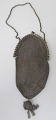 Aufhänger 
Geldbeutel in 
Nickel-Silber, 
Kettenhemd 
strickt, ca. 
1900, Dänemark. 
Länge: 21,5 cm. 
...