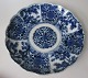 Japanische 
Imari-Platte. 
19. 
Jahrhundert. 
Blau dekoriert 
Porzellan. Mit 
Übertragungsmustern.
 Mit ...