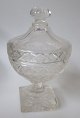 Kristall 
Potporri Deckel 
Topf, 19. 
Jahrhundert. 
Mit Quadratfuß 
und Schliffen. 
Höhe: 16 cm.