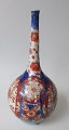 Imari Vase, 19. 
Jahrhundert. 
Japan. 
Dekoriert in 
blau - rot und 
vergoldet - mit 
Blumen. H:. 
20,5 ...