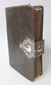 Das 
Pontoppidanske 
Gesangbuch, 
Schleswig 1798. 
Mit 
Ledereinband 
und 
Silberbeschlägen 
mit ...
