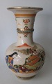 Japanische 
Satsuma Vase, 
19. 
Jahrhundert. 
Craquele 
Fayence mit 
handbemalten 
Polychrom 
Dekoration ...