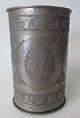 Chinesische 
Zinn Zylinder, 
19. 
Jahrhundert. 
Mit zahlreichen 
Dekorationen 
wie Pflanzen 
und ...