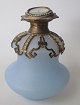 Französisch 
Parfüm-Flasche, 
19. 
Jahrhundert. 
Hellblau 
Opalglas. Mit 
Messing 
Montage. Mit 
...